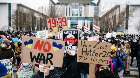 Personas protestan contra la operación militar de Rusia en Ucrania, frente a la Cancillería en Berlín, Alemania.