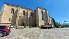 En el exterior de la iglesia empezaron a levantarse los andamios que se usarn en las obras de renovacin de la cubierta