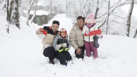 Familias en la nieve en O Cebreiro