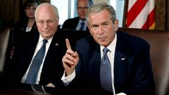 Cheney, a la izquierda, con George W. Bush