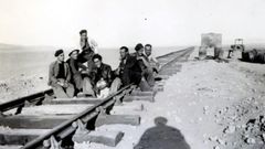 Españoles en la vía del ferrocarril transahariano, en Bouarfa (protectorado francés de Marruecos). Entre 12.000 y 20.000 fueron recluidos en campos de trabajo en el norte de África cuando huyeron de España tras la Guerra Civil