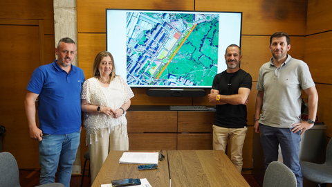 El alcalde de Siero, ngel Garca, y la concejala de Infraestructuras Urbanas, Limpieza Viaria y Residuos Slidos Urbanos, Sonia Lago, junto a los tcnicos municipales Daniel Navarro y Juan Antonio Freije