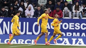 Pau Vctor, Marc Guiu y Moha celebran el tercer gol del Barcelona B en Ponferrada