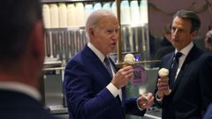 Joe Biden responde a preguntas de la prensa mientras se come un helado con Seth Meyers.