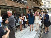 Trabajadores desalojados de la gestor�a Casares en el n�mero 2 de la Traves�a de Coru�a