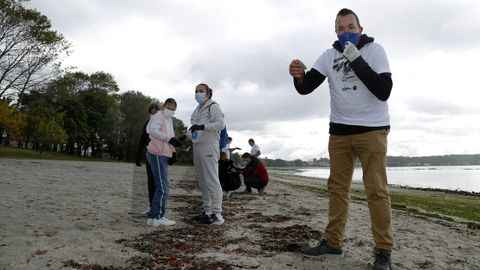 Amicos y Vegalsa impulsan una limpieza de playa para acabar con la basuraleza en Barraa