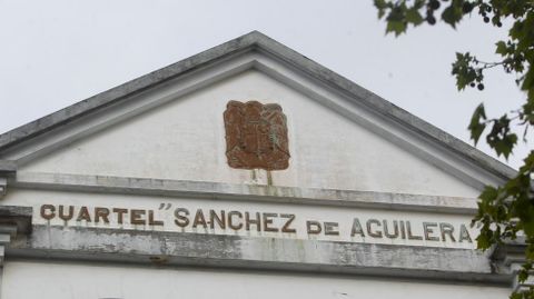 Escudo preconstitucional en el frontón del antiguo cuartel Sánchez Aguilera