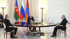 El primer ministro armenio, Nikol Pashinián (derecha), junto al presidente ruso, Vladimir Putin, y su homólogo azerí, Ilham Aliyev