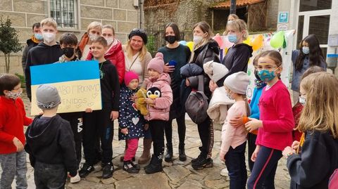 Manzaneda recibe a diez refugiados ucranianos.Los alumnos del colegio regalaron corazones a los niños ucranianos