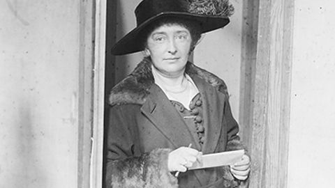 Una mujer votando en 1918