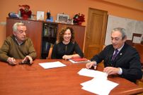 La firma del convenio se realiz� en el Concello de Cambre