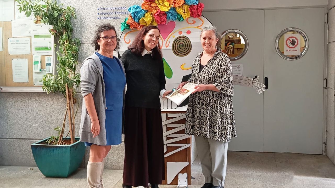 Premios de la AJE 2025 en Pontevedra.Julia Rial, Sara Outeiral y Amparo Cerecedo en el acto de entrega de la memoria del proyecto