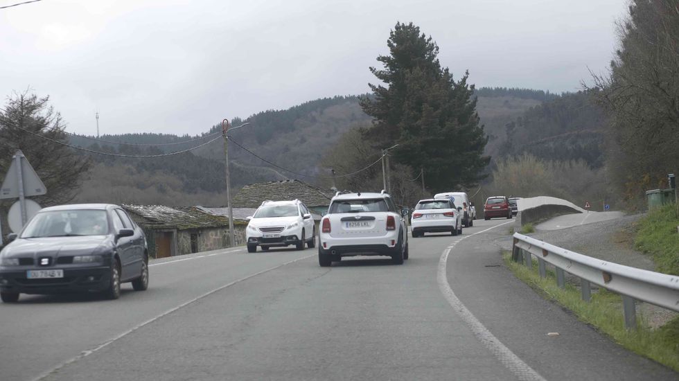 Un momento de tr�fico intenso en la LU-546 cerca de Sarria durante el corte del corredor este martes