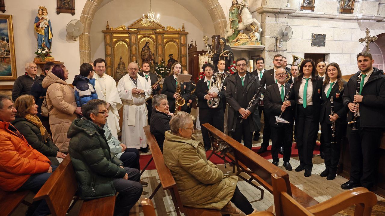 Mira las fotos del arranque de las fiestas de San Mauro en Lam�n.Presentaci�n de la programaci�n que podr� escucharse entre enero y mayo en el Teatro Rosal�a