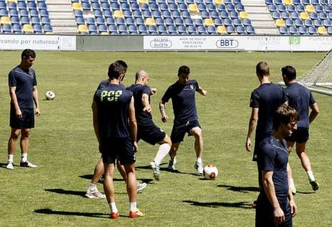 La plantilla del Pontevedra, durante un entrenamiento de esta semana en Pasarn. 