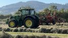 Agricultores aprovechan las temperaturas altas para la recogida de la hierba seca en La Morgal, Asturias