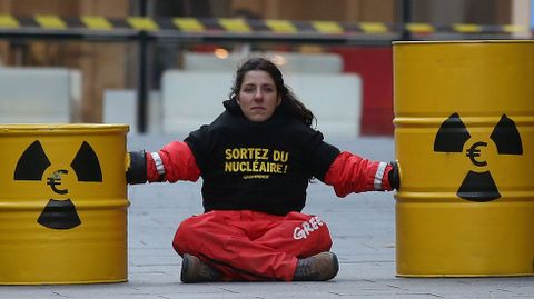Protesta de una activista de Greenpeace contra el empleo de la energía nuclear en Francia.