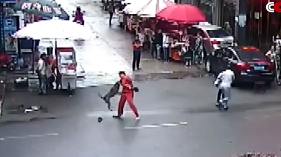 Los ataques de un perro rabioso en China