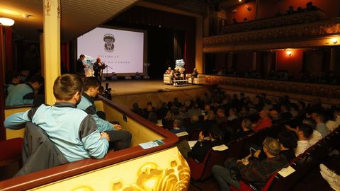 El Teatro Pastor Díaz se llenó durante la gala que presentó el centenario del Viveiro CF