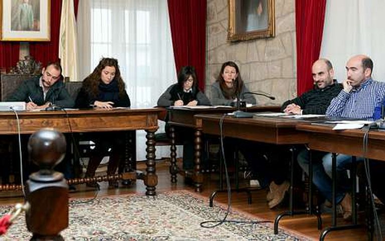 El alcalde (izquierda) asegura que ya gobernó un año en minoría y que el Concello salió adelante.