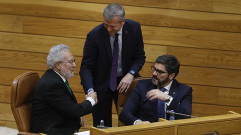 Miguel Santalices saluda a Alfonso Rueda en la sesin constituyente.