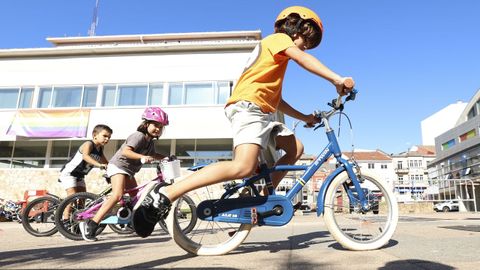 Los niños fueron los protagonistas de la movilidad en la Praza do Concello durante la tarde de ayer