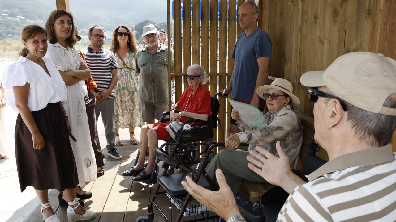 La alcaldesa de Viveiro, Mari�a Gueimunde, y �nxeles V�zquez, conselleira de Medio Ambiente, destacaron que los cambios en el clima favorecer�n la creaci�n en playas de este tipo de refugios, que favorecen la inclusi�n de la poblaci�n