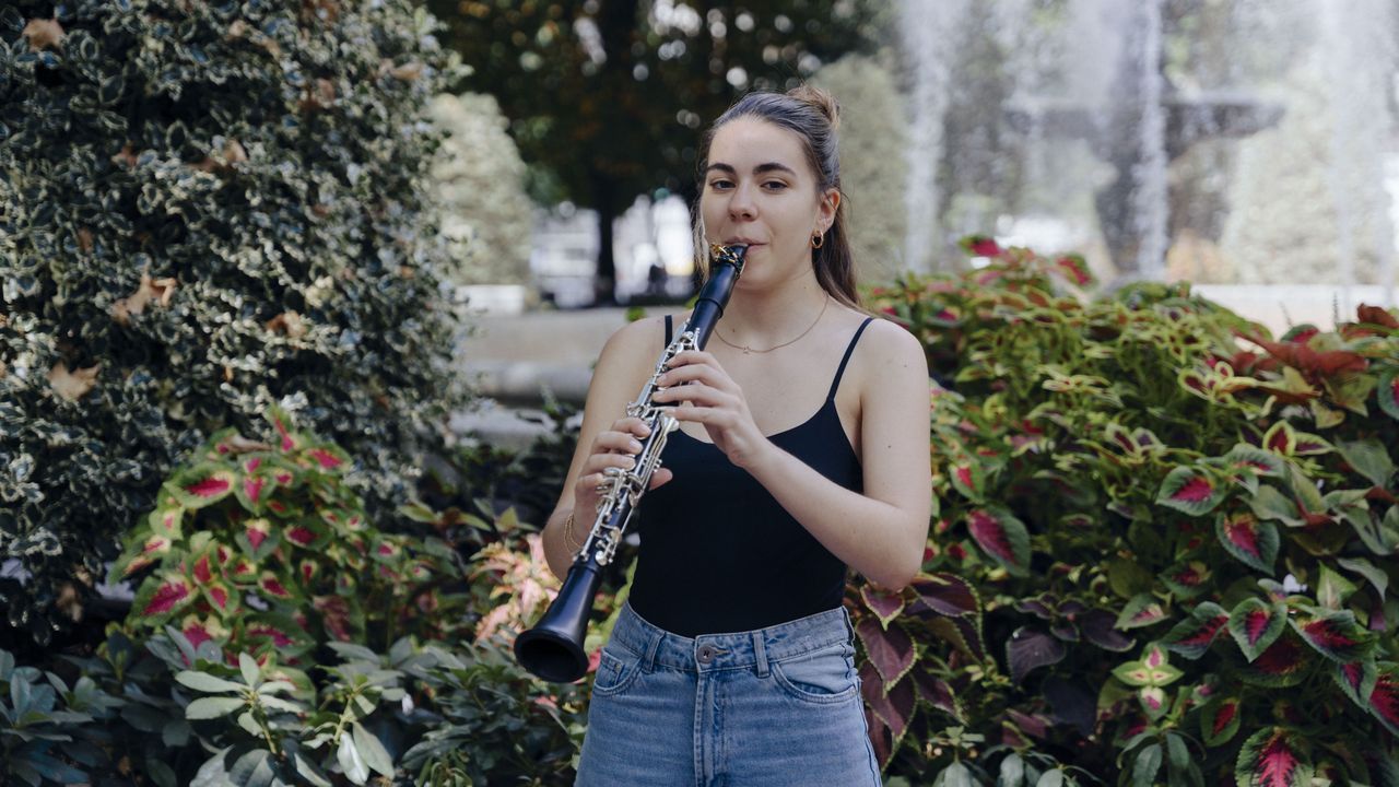Estela Rodrguez, con su clarinete en el Parque de San Lzaro antes de emprender viaje a msterdam, donde continuar sus estudios musicales.