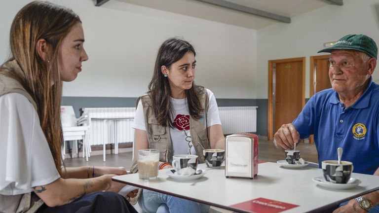 Un día combatiendo la soledad visitando a mayores por las aldeas: «O peor que temos os vellos é non ter compañía, é a metade das nosas enfermidades»