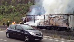 Arde un cami�n en la AP-9 a la altura de Santiago
