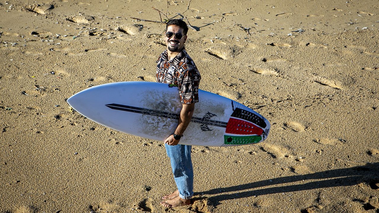 El ribeirense prepara a surfistas a trav�s de internet y tambi�n es socorrista en el verano.