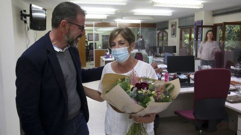 El alcalde acudi por sorpresa a la delegacin de La Voz en Ferrol, donde ensalz la trayectoria de la periodista Carmela Lpez y le entreg un ramo de flores.