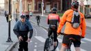 Ciclistas en el Muro de Gijón