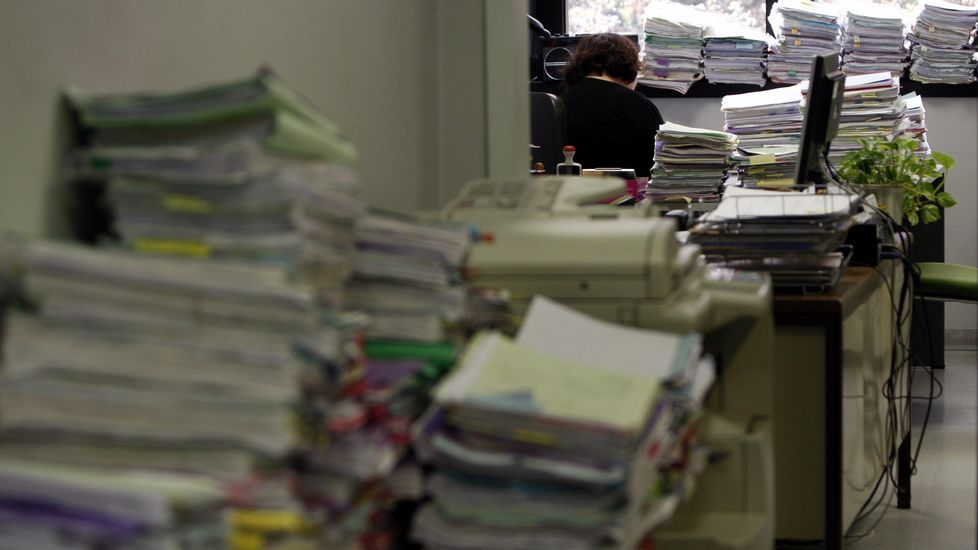 Un coche peque�o pasa a duras penas por la curva que est� entre una casa y la iglesia. 