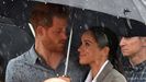 Polémica en Reino Unido por la imagen de Meghan Markle tapando con su paraguas al príncipe Harry