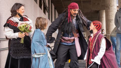 Berto Pirata y Mara, acompaados de los pequeos Nah y l Germe, siguen a la espera para poder casarse.