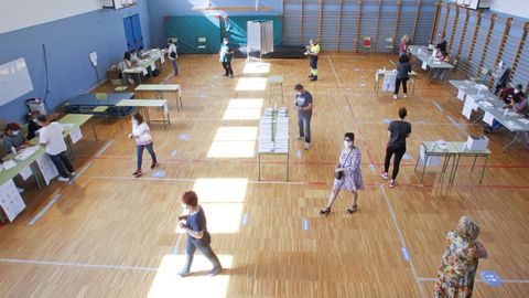 Un colegio electoral de Ferrol en las anteriores autonómicas