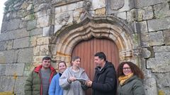 Reunin de vecios con representantes do BNG, pola capela de Santa Margarida no Val (Narn)