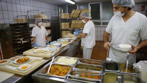 Trabajadores en el servicio de cocina del Hospital Montecelo, en Pontevedra, en una imagen del pasado diciembre