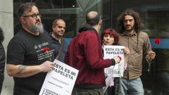  Militantes de Podemos Asturias durante la concentración que han celebrado hoy lunes frente al Palacio de Justicia de Oviedo, sede de la Junta Electoral Provincial.