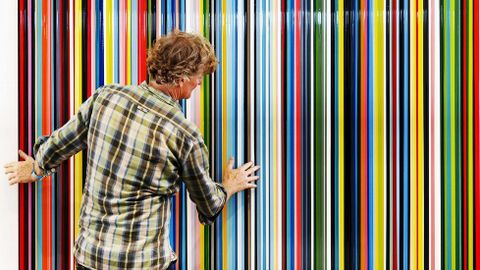 Un empleado coloca una de las obras que sern expuestas en la Feria KunstRai en Amsterdam, Holanda.