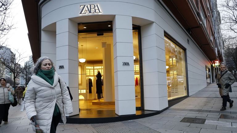 Zara cierra su emblemática tienda de Juan Flórez en A Coruña, la número 1