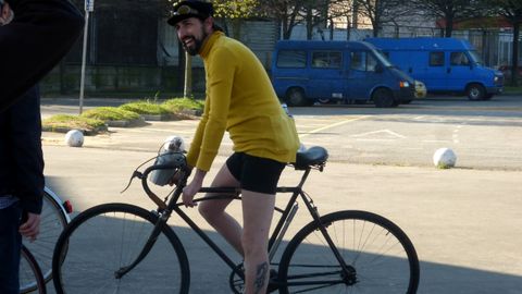 Un participante de la Clasicona, la marcha cicloturista no competitiva que se celebra en Gijn y en la que se homenajea al ciclismo clsico 