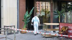 Un miembro de la Policía Científica en el restaurante incendiado en Madrid.