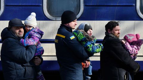 En la estación de tren de Kramatorsk, varios padres evacúan a sus hijos.