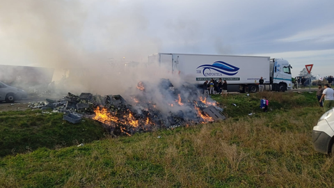 Un camionero gallego sufre las consecuencias de las protestas agr�colas en Francia