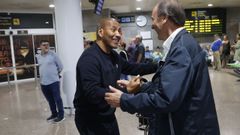 Mauro Silva saluda a Carlos Ballesta, consejero del Deportivo y antiguo segundo entrenador de Arsenio Iglesias, a su llegada al aeropuerto de Alvedro