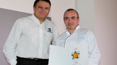 Imagen de archivo de Juan Luis Estévez (derecha), de Panaderia Germán, recogiendo un galardon.