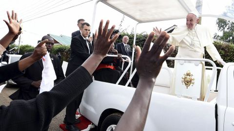 El papa Francisco saluda a los fieles durante su visita a Nairobi (Kenia).