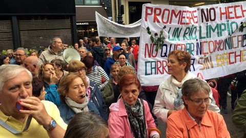 Vecinos del valle de Tur�n, concentrados delante de la Junta General 